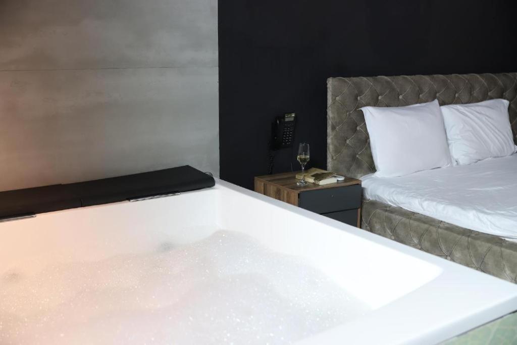 Hotel Gloria Ks พริสตีนา ภายนอก รูปภาพ